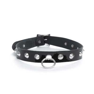 Spitznieten-Lackchoker mit Ring