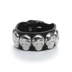 Totenkopf-Nietenarmband