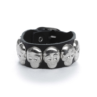 Totenkopf-Nietenarmband