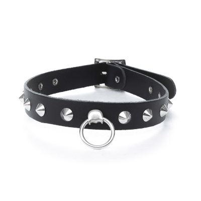 Spitznieten-Choker mit Ring