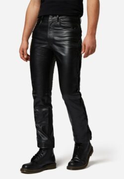 Lederhose, geschnürt